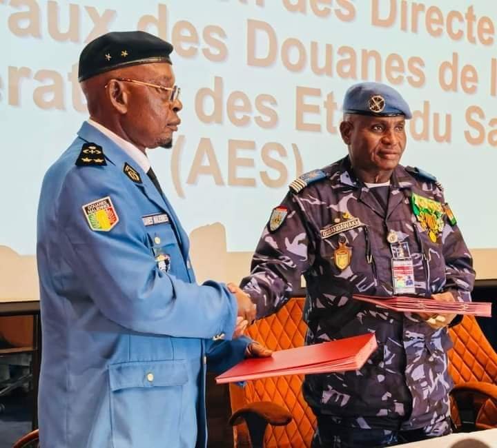 Le Président du Niger et son Premier Ministre reçoivent les Directeurs Généraux des Douanes de la Confédération des États du Sahel AES .