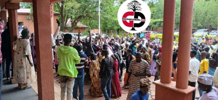 Siguiri : Manifestation à Bouré-Kourouda. La population du district exige le départ du président, après 34 ans à la tête du District