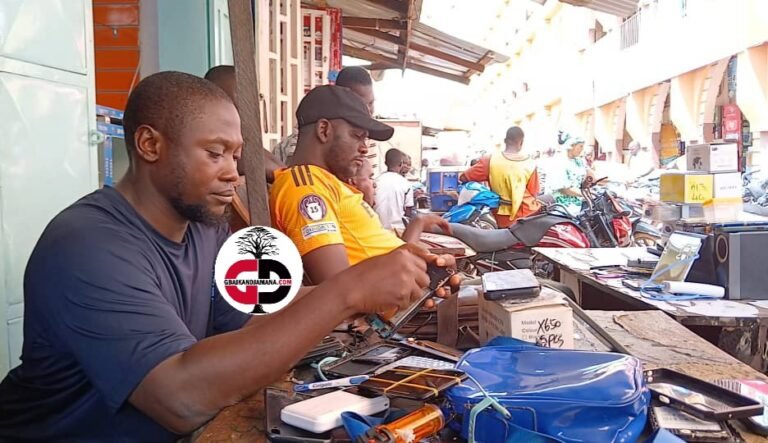 Kankan : les jeunes diplômés sans emploi, s’investissent dans la réparation des appareils (Reportage)