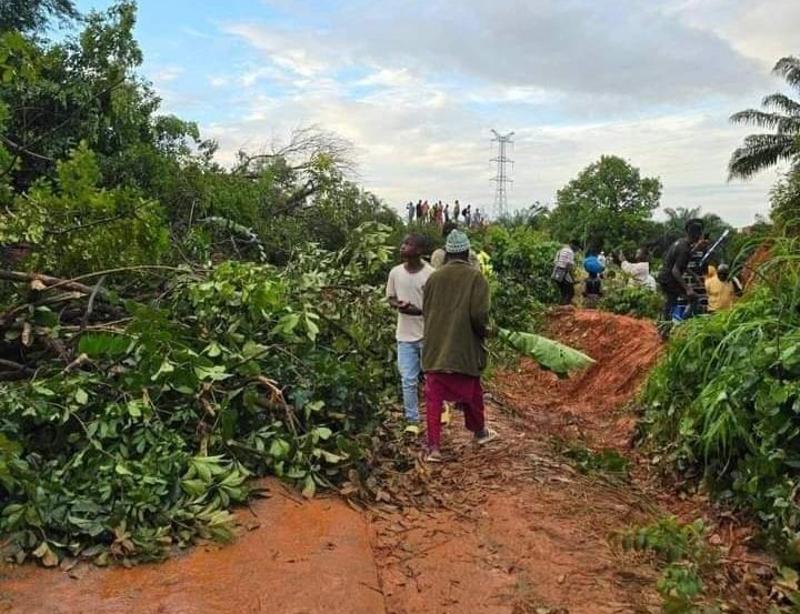 Guinée /Circulation Routière : Les usagers bloqués à Dioumaya suite à l’éboulement d’une montagne