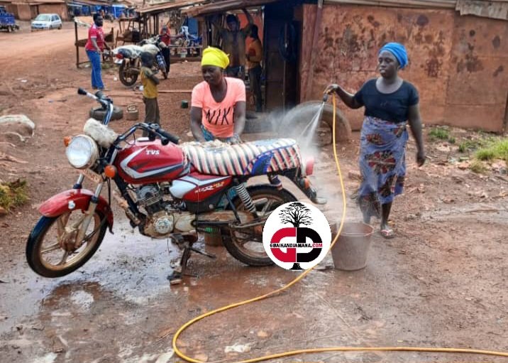 Madiana : Après la suspension des activités minières, les femmes de Koromadou se tournent vers le lavage automobile.