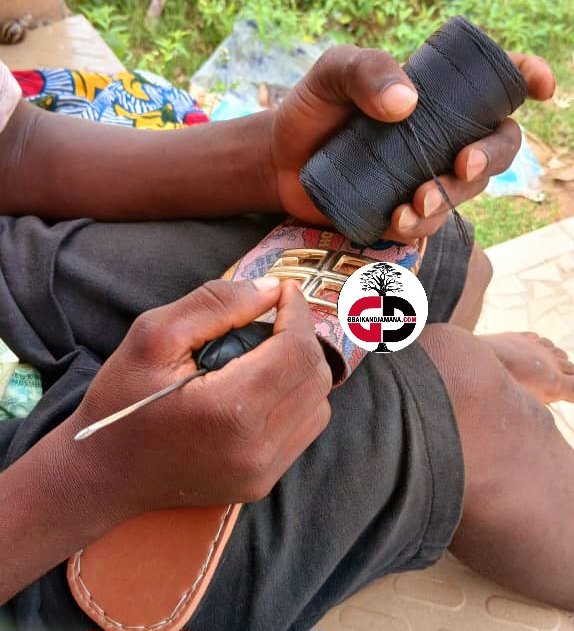 Kankan : Boubacar Barry, un jeune adolescent qui pratique la cordonnerie « Je suis le seul garçon de ma mère  »