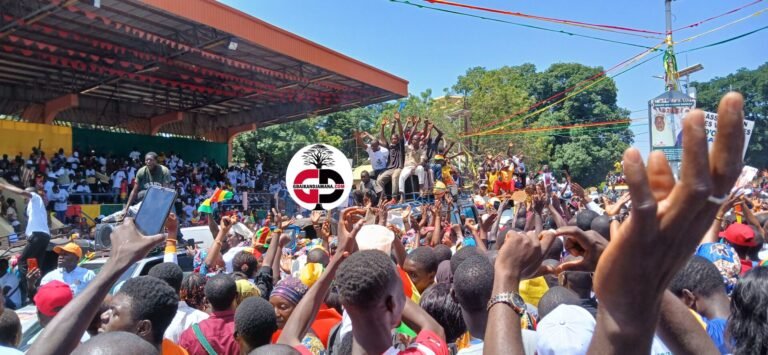 Kankan : Une forte mobilisation de la population pour célébrer l’an 66 ans de l’indépendance de la Guinée.