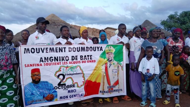 Fête d’indépendance à Sanfina : La population apporte son soutien au Général Mamadi Doumbouya à travers une manifestation culturelle.