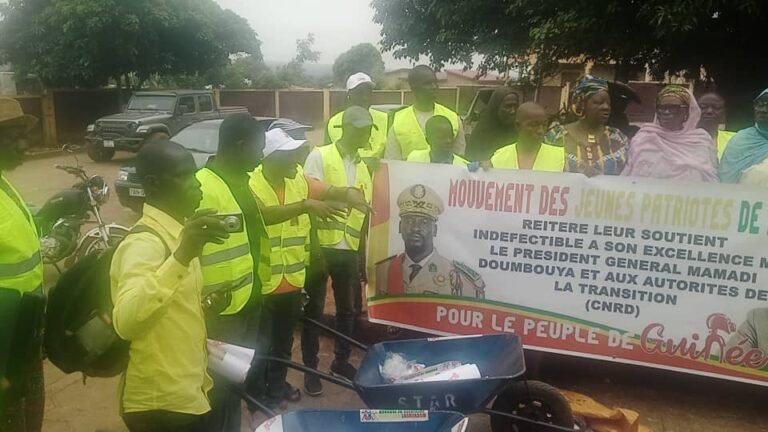 Insalubrité à Faranah : le Mouvement des jeunes patriotes fait un don de matériels d’assainissement à la commune.