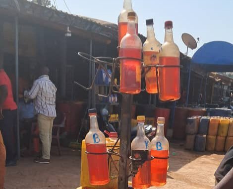 Crise de carburant à Kouroussa : le prix du litre d’essence se négocie entre 35.000 et 40.000 GNF sur le marché noir.